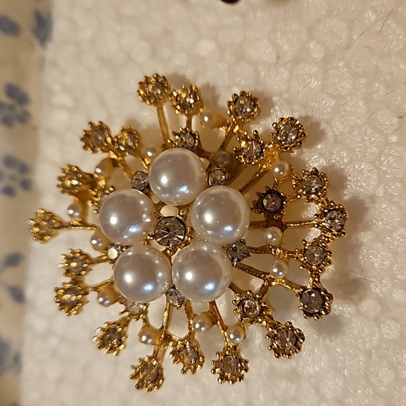 Pearls and Cubic Zirconia gold plated Brooch - Picture 4 of 4